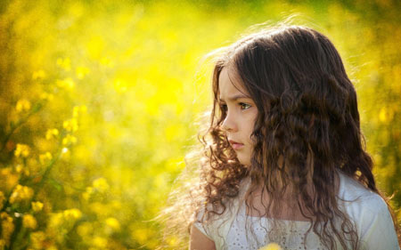 عکس دختر بچه خیلی خوشگل و ناز زیبا در دشت با گلهای زرد